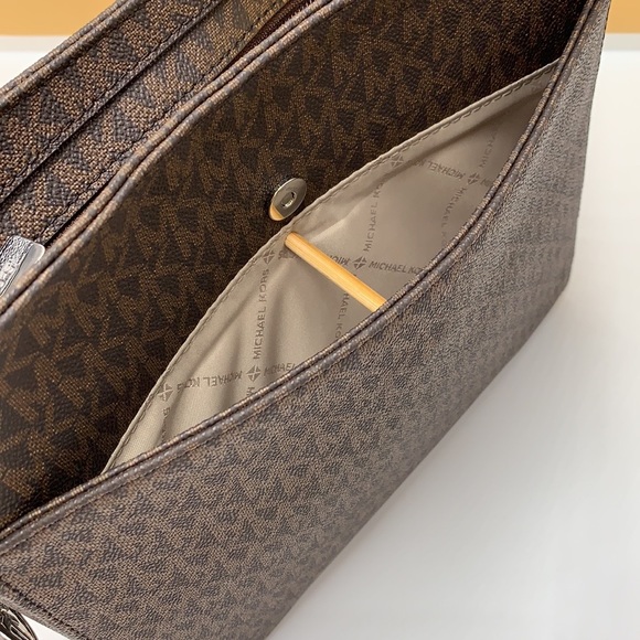 MICHAEL KORS
Jet Set Travel Large Logo Messenger Bag
BRIGHT RED/BROWN SIGNATURE - Picture 10 of 16